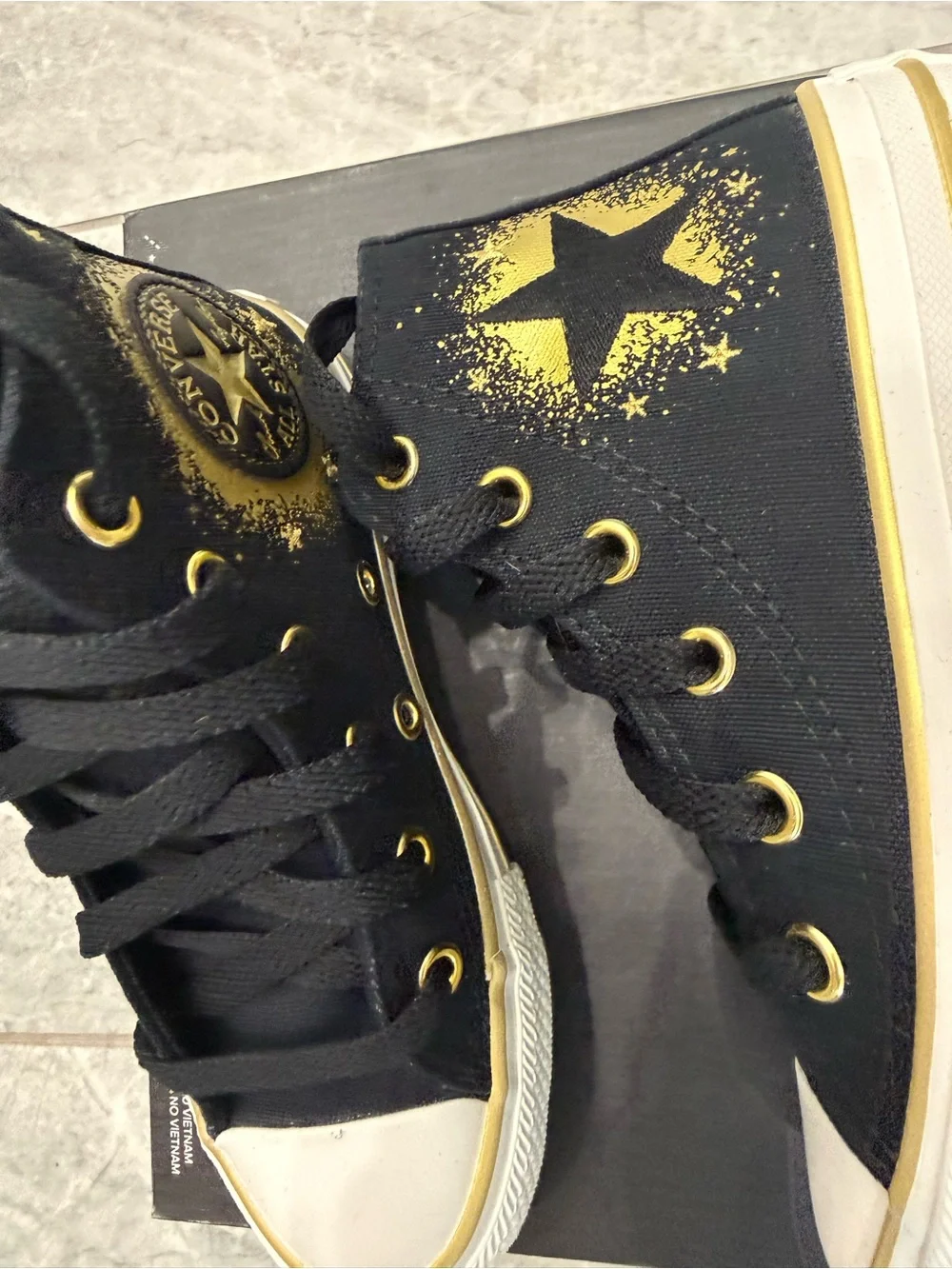 New girls Sz 11, 12, 1 Converse Kids Black & Gold Star High-Top Shoes